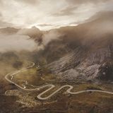 In Nebel gehüllt der Julier-Alpenpass mit Bergkette im Kanton Graubünden