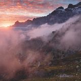 Sonnenuntergang mit rosafarbenen Wolken am Alpenpass Sustenpass im Kanton Bern