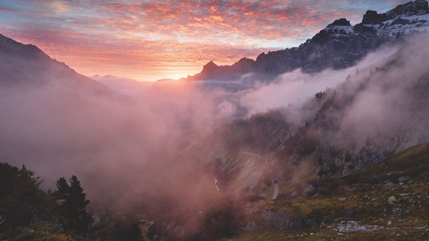 Sonnenuntergang mit rosafarbenen Wolken am Alpenpass Sustenpass im Kanton Bern