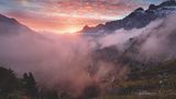 Sonnenuntergang mit rosafarbenen Wolken am Alpenpass Sustenpass im Kanton Bern