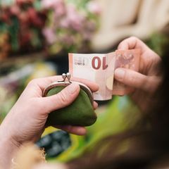 Geldbeutel vor Blumenstand