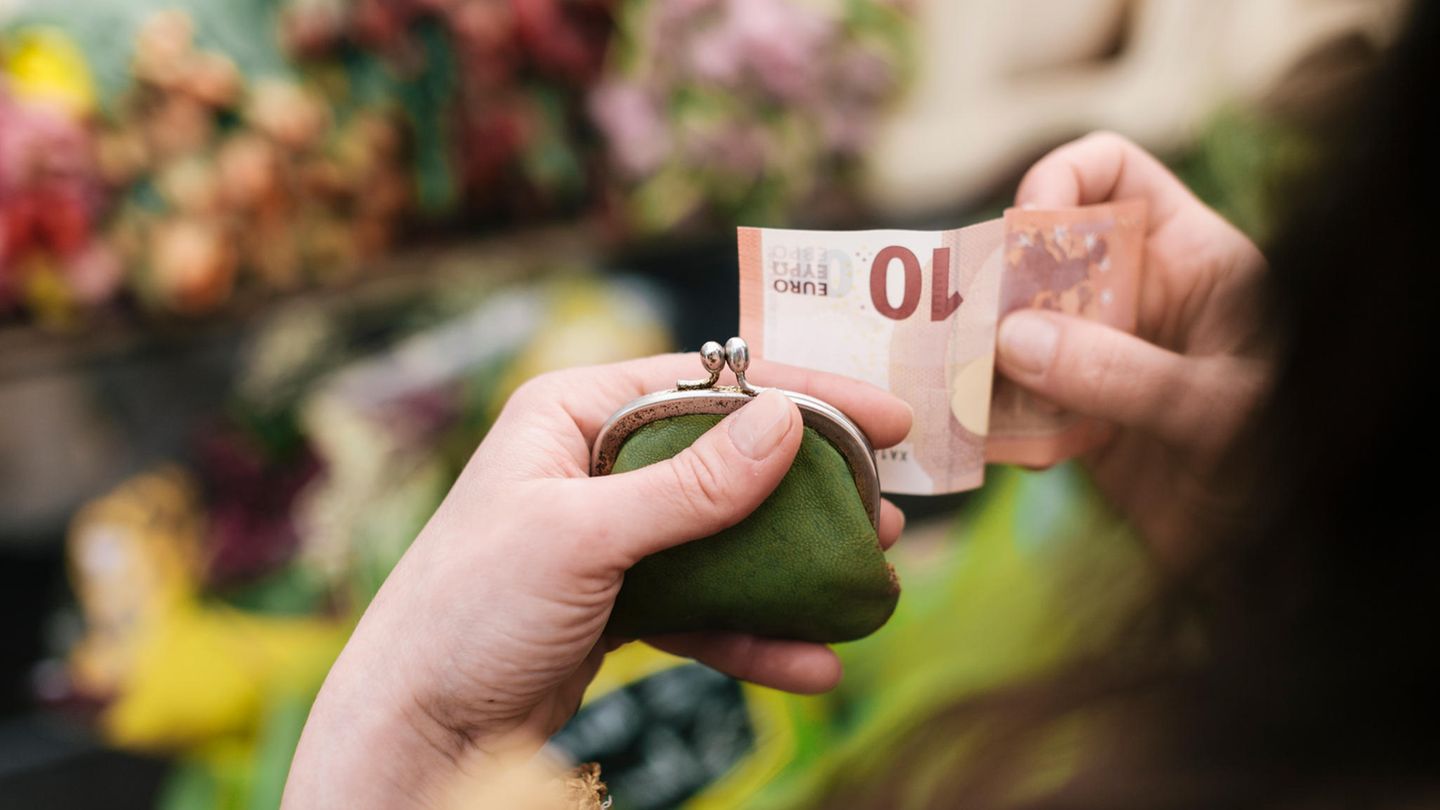 Geldbeutel vor Blumenstand