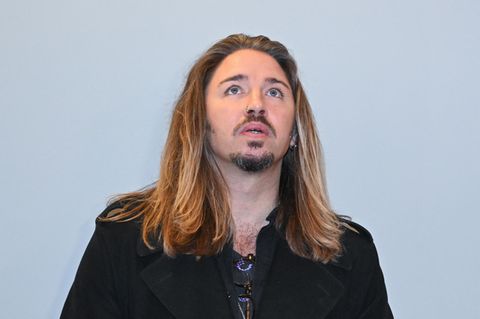 Gil Ofarim schaut im Gerichtssaal zur Decke