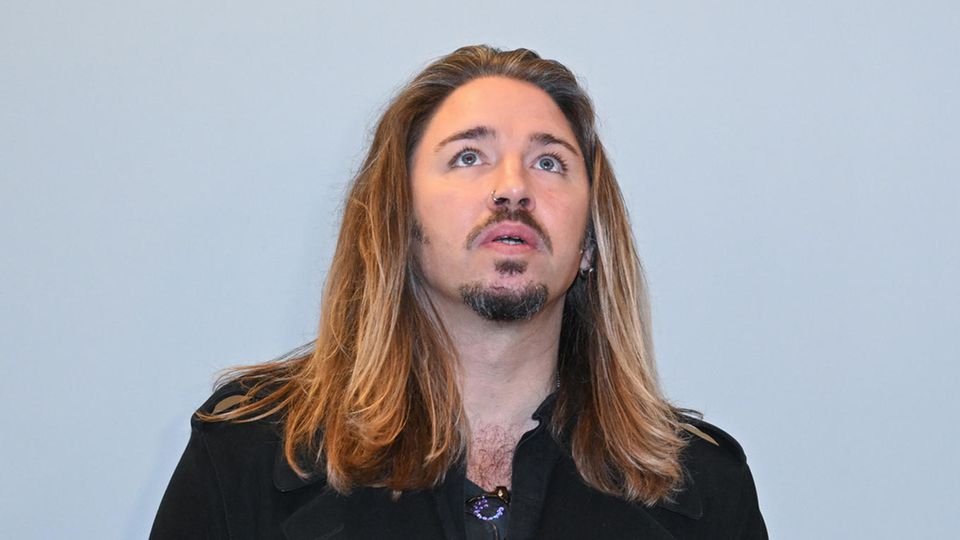 Gil Ofarim schaut im Gerichtssaal zur Decke