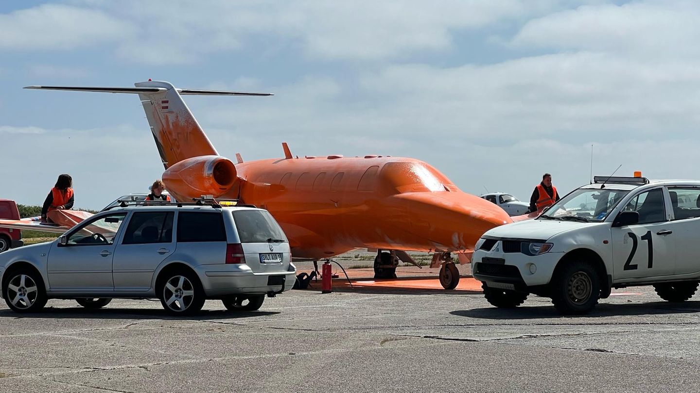 Im Juni 2023 beschmierten Aktivisten der Letzten Generation einen Privatjet auf Sylt mit orangener Farbe