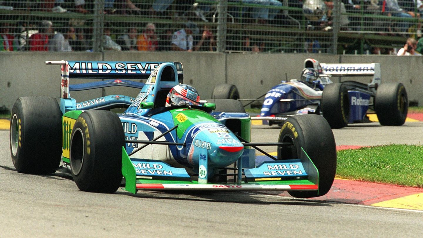 30. Jubiläum: In der nächsten Kurve fährt Schumacher dem Widersacher über den Vorderreifen und landet danach im Reifenstapel. Das Rennen ist für ihn beendet. Er glaubt, dass Hill jetzt nicht mehr aufzuhalten ist, weil der Brite zunächst weiterfährt. Doch dem Rivalen ist durch die Kollision die Radaufhängung zu Bruch gegangen. Am Zaun wartend erfährt Schumacher, dass Hill es nicht bis ins Ziel geschafft hat. Der 25-jährige Deutsche ist Weltmeister – der erste seines Landes. Viele werfen ihm vor, Hill mit Absicht gerammt zu haben, um dessen Sieg zu verhindern. Der Brite hält sich mit Vorwürfen immer zurück In der nächsten Kurve fährt Schumacher dem Widersacher über den Vorderreifen und landet danach im Reifenstapel. Das Rennen ist für ihn beendet. Er glaubt, dass Hill jetzt nicht mehr aufzuhalten ist, weil der Brite zunächst weiterfährt. Doch dem Rivalen ist durch die Kollision die Radaufhängung zu Bruch gegangen. Am Zaun wartend erfährt Schumacher, dass Hill es nicht bis ins Ziel geschafft hat. Der 25-jährige Deutsche ist Weltmeister – der erste seines Landes. Viele werfen ihm vor, Hill mit Absicht gerammt zu haben, um dessen Sieg zu verhindern. Der Brite hält sich mit Vorwürfen immer zurück