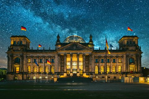 Der Reichstag in Berlin unter dem Sternenhimmel – bald gibt es Neuwahlen