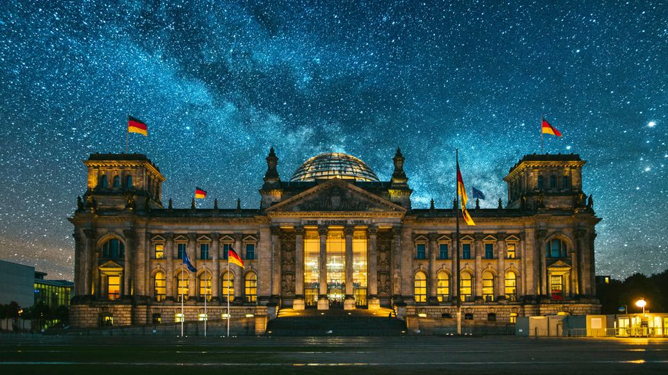 Der Reichstag in Berlin unter dem Sternenhimmel – bald gibt es Neuwahlen