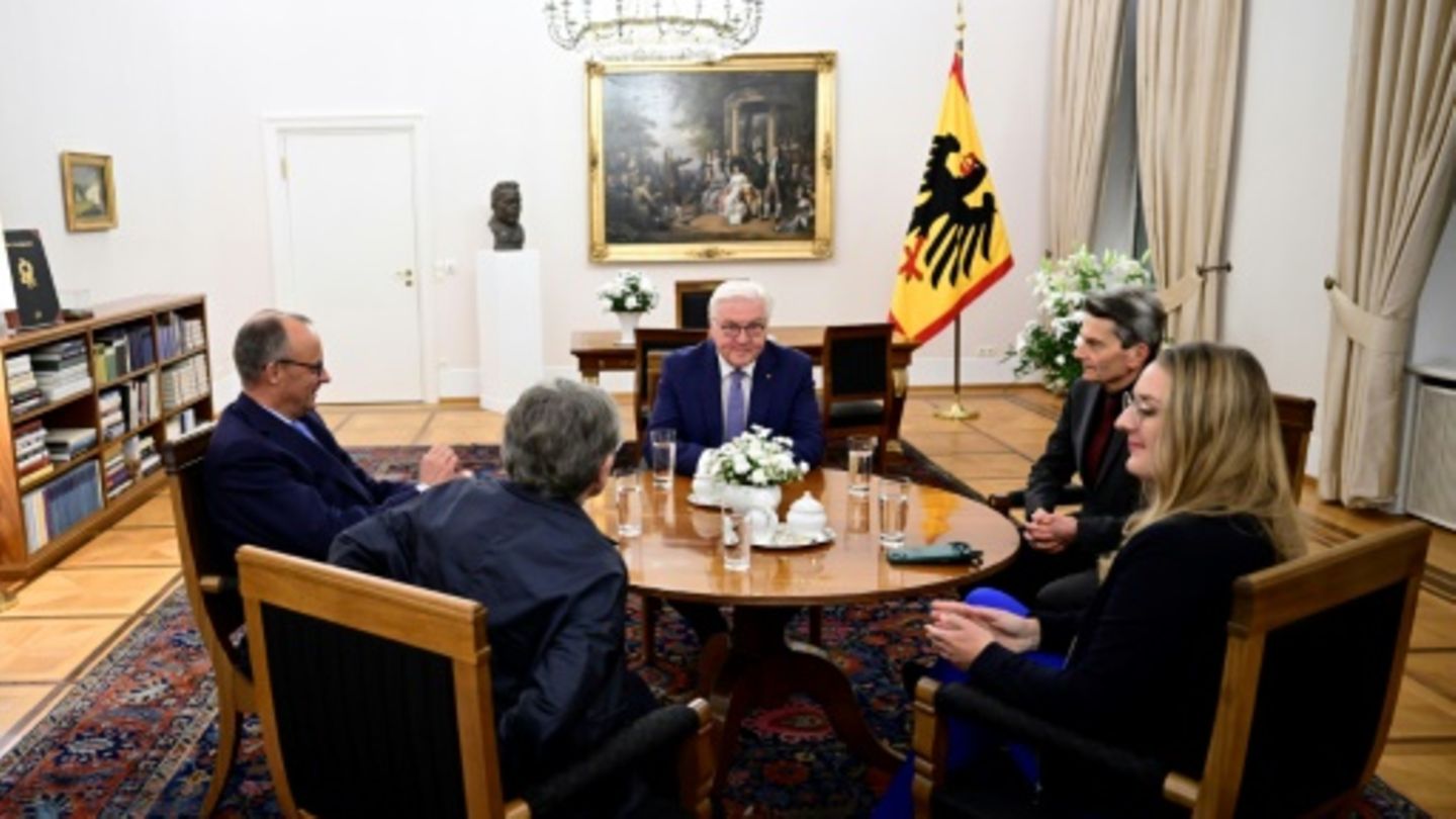 Steinmeier (Mitte) mit den Fraktionschefinnen und -chefs