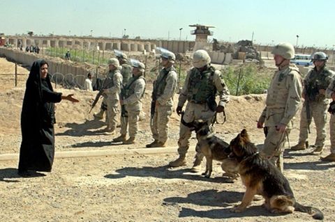 Eine Irakerin spricht im Mai 2004 mit US-Soldaten, die den Zugang zum Abu-Ghraib-Gefängnis westlich von Bagdad versperren