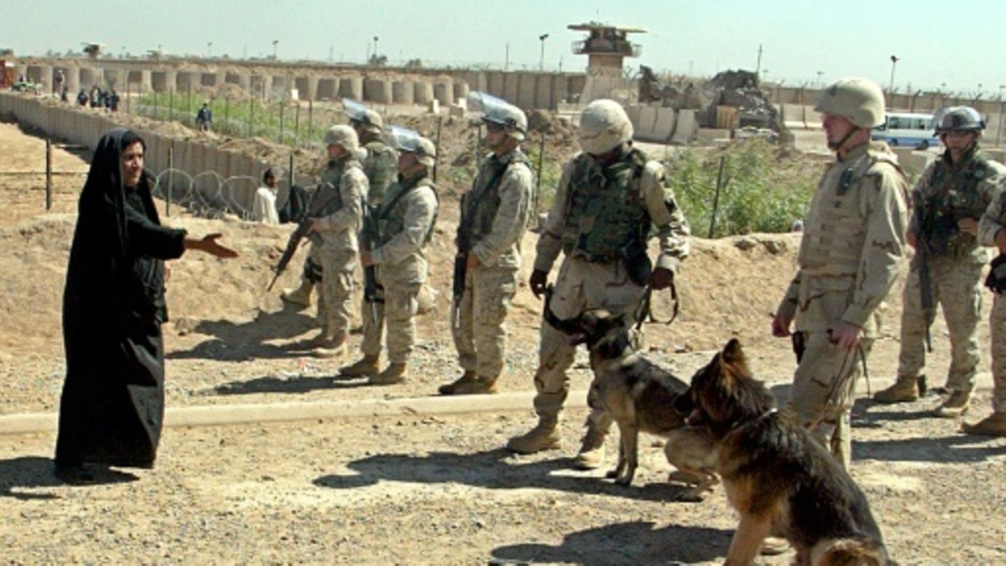 Eine Irakerin spricht im Mai 2004 mit US-Soldaten, die den Zugang zum Abu-Ghraib-Gefängnis westlich von Bagdad versperren