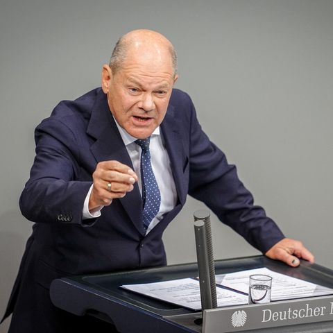 Bundeskanzler Olaf Scholz (SPD) spricht am Rednerpult des Bundestags