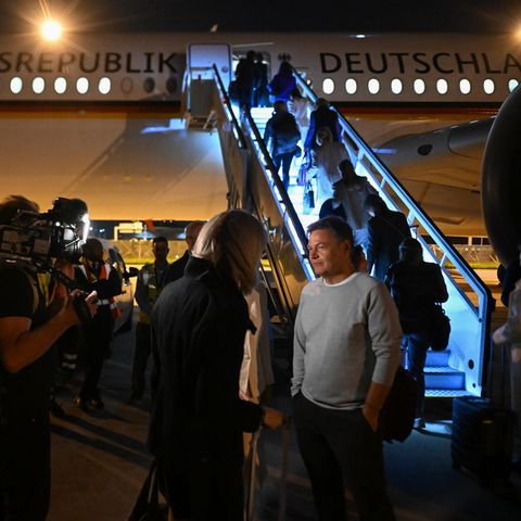 Robert Habeck vor einem Flieger der Flugbereitschaft in Lissabon