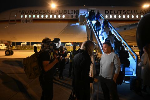 Robert Habeck vor einem Flieger der Flugbereitschaft in Lissabon