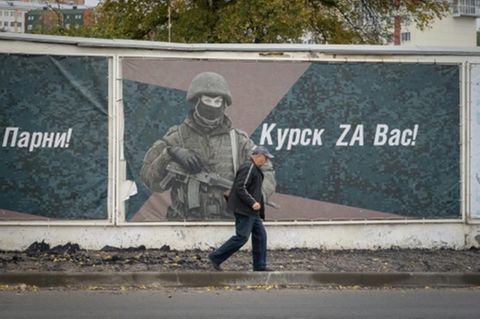Straßenszene mit Soldat auf einem Plakat in Kursk – Soldaten aus Nordkorea laut USA an Kampfhandlungen beteiligt