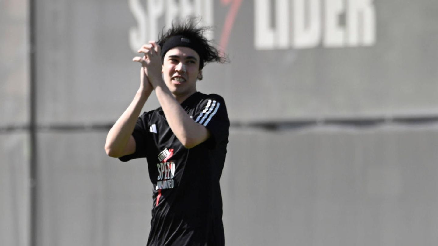Influencer Ivan Buhajeruk verlässt den Platz nach seinem Erstliga-Einsatz in Argentinien