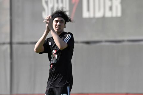 Influencer Ivan Buhajeruk verlässt den Platz nach seinem Erstliga-Einsatz in Argentinien