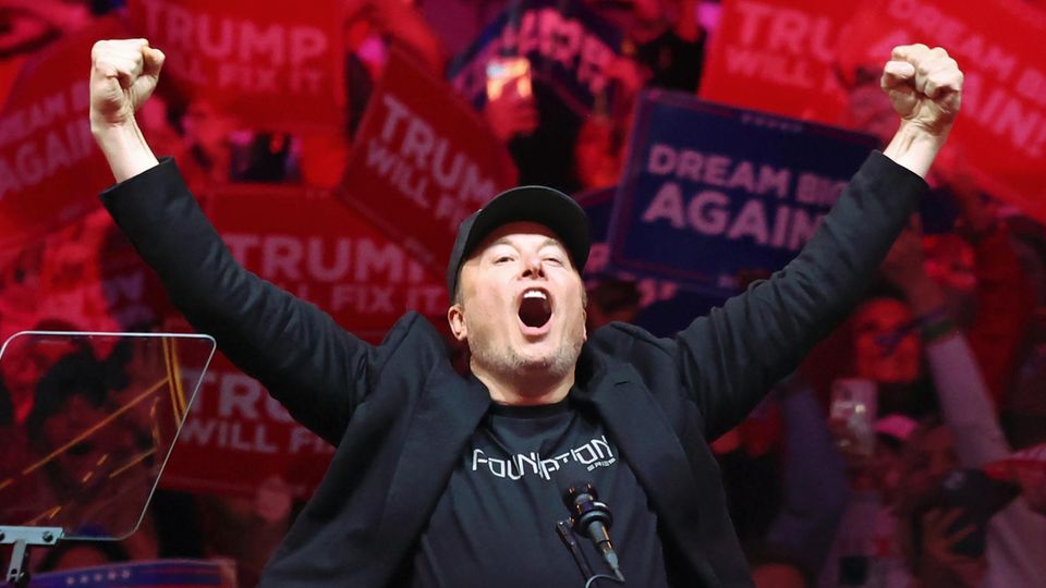 Elon Musk im US-Regierungs-Team: Tesla-Chef soll Donald Trump beim Sparen helfen "Wir haben einen neuen Star", sagt Donald Trump über Elon Musk, dem reichsten Mann der Welt - und genau dieser soll Trump künftig in Bürokratie und Sparprogrammen unterstützen.