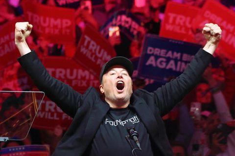 "Wir haben einen neuen Star", sagt Donald Trump über Elon Musk, dem reichsten Mann der Welt - und genau dieser soll Trump künftig in Bürokratie und Sparprogrammen unterstützen.