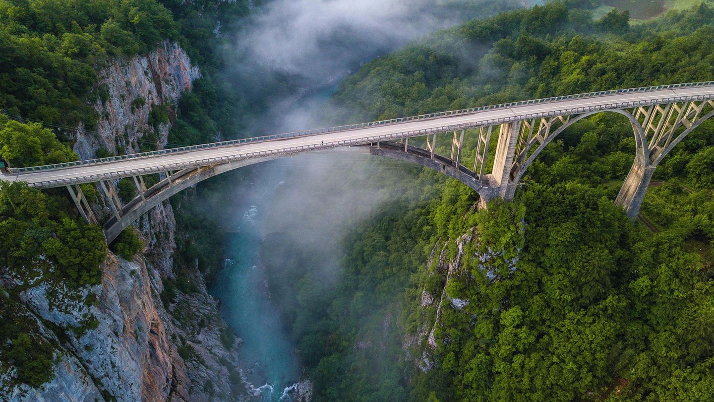 Djurdjevica-Brücke über den Fluss Tara in Montenegro