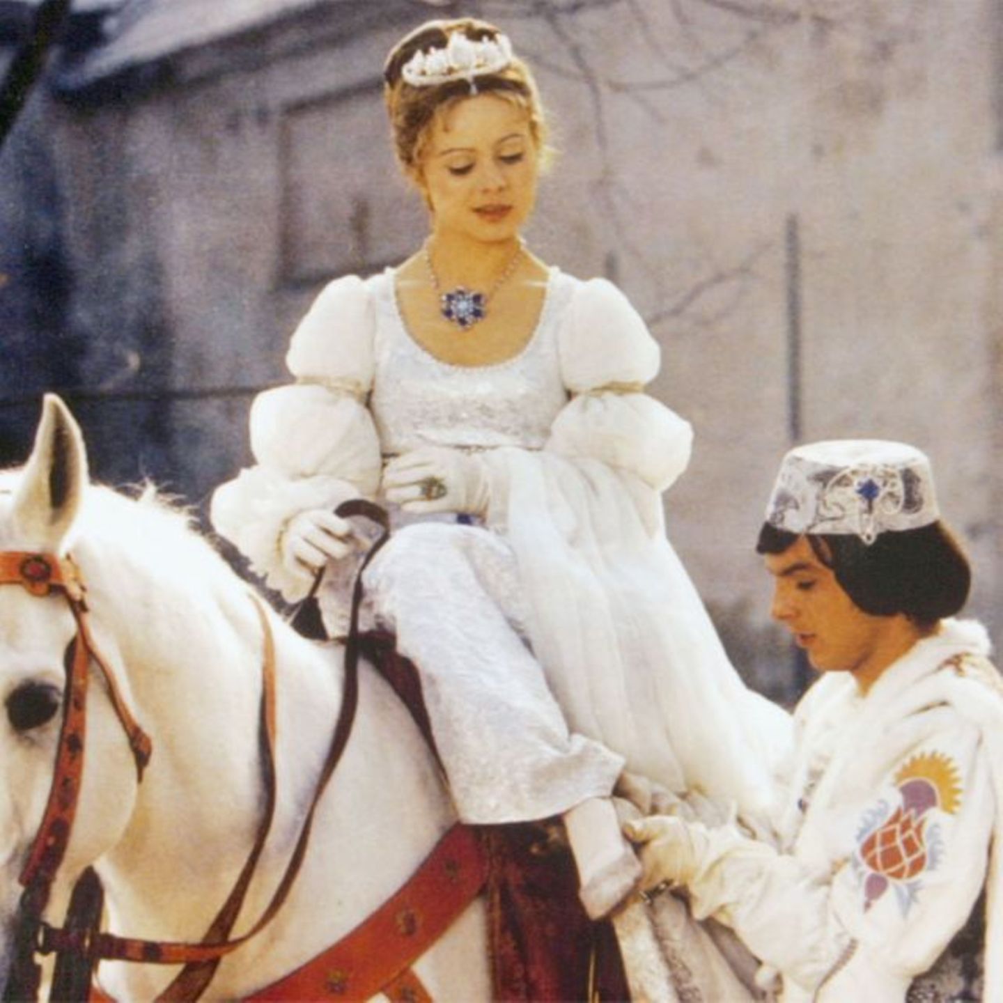 Weihnachten ohne diesen Film? Manche Menschen können sich das kaum vorstellen. Liebevoll erzählt, mit Blick fürs Detail inszeniert, mit einer überraschend selbstbewussten weiblichen Hauptfigur. Man kann einfach nicht anders, als mit Aschenbrödel zu leiden, wenn die Stiefmutter böse zu ihr ist. Sich mit Aschenbrödel frei zu fühlen, wenn sie auf ihrem Schimmel Nikolaus durch den Wald jagt. Sich mit Aschenbrödel wie eine Prinzessin zu fühlen, wenn sie beim Ball mittanzt. Und sich natürlich mit Aschenbrödel in den Prinzen zu verknallen. Hach! Der Film ist mittlerweile über 40 Jahre alt (was man der Topffrisur des Prinzen ein bisschen ansieht). Doch immer wieder schön.  Tschechoslowakei/DDR 1987, Regie: Václav Vorlíček, Buch: František Pavlíček.