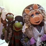 Charles Dickens' berühmtes "A Christmas Carol" mal ganz anders verfilmt: Die meisten Rollen werden von den Muppets übernommen. Gonzo und Rizzo verfolgen im London des 19. Jahrhunderts die Geschichte des verbitterten Ebenezer Scrooge, gespielt von Oscar-Preisträger Sir Michael Caine. Der alte Geizkragen tyrannisiert seine Mitmenschen, wo er nur kann. Am Weihnachtstag tauchen plötzlich drei Geister bei ihm auf. Durch diese Begegnung lernt er Mitgefühl, Nächstenliebe und damit die wahre Bedeutung von Weihnachten kennen. Regie führt hier Brian Henson, Sohn des Muppets-Erfinders Jim Henson.  USA 1992, Regie: Brian Henson. Mit: Sir Michael Caine, Steven Mackintosh, die Muppets, Meredith Braun