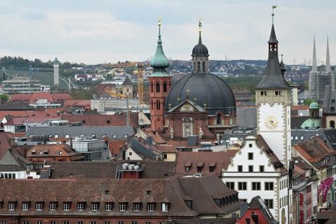 Blick auf Kirchtürme in Würzburg
