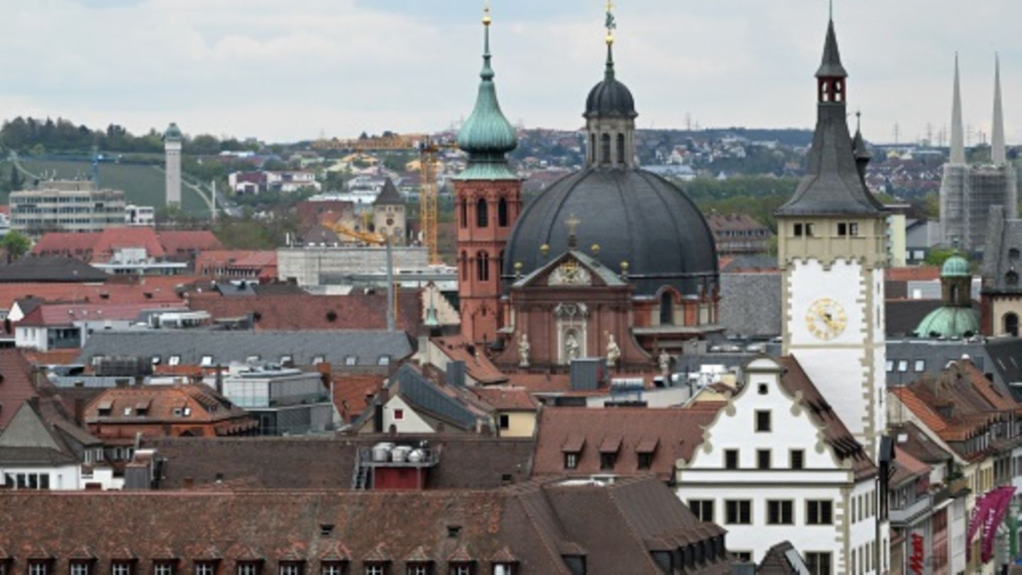 Blick auf Kirchtürme in Würzburg