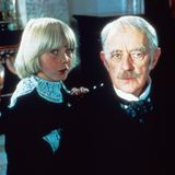 Die "Heidi"-Geschichte in männlich: Der achtjährige Ceddie lebt mit seiner verwitweten Mutter im Armenviertel von New York, ohne seine adelige Herkunft zu ahnen. Bis ihn sein Großvater, der Graf von Dorincourt, zu sich nach England holt, um ihn zu seinem standesgemäßen Erben zu erziehen. Der alte Herr – großartig gespielt von Sir Alec Guinness – ist verbittert und geizig. Doch schon bald gelingt es Ceddie, dessen kaltes Herz zu erwärmen – und das der Zuschauer gleich mit. Regisseur Jack Gold verband hier eine gelungene Milieustudie aus dem viktorianischen Zeitalter mit einem Appell zur Menschlichkeit.  Großbritannien 1980, Regie: Jack Gold, Mit: Rick Schroder, Alec Guinness, Eric Porter, Colin Blakely, Connie Booth, Rachel Kempson