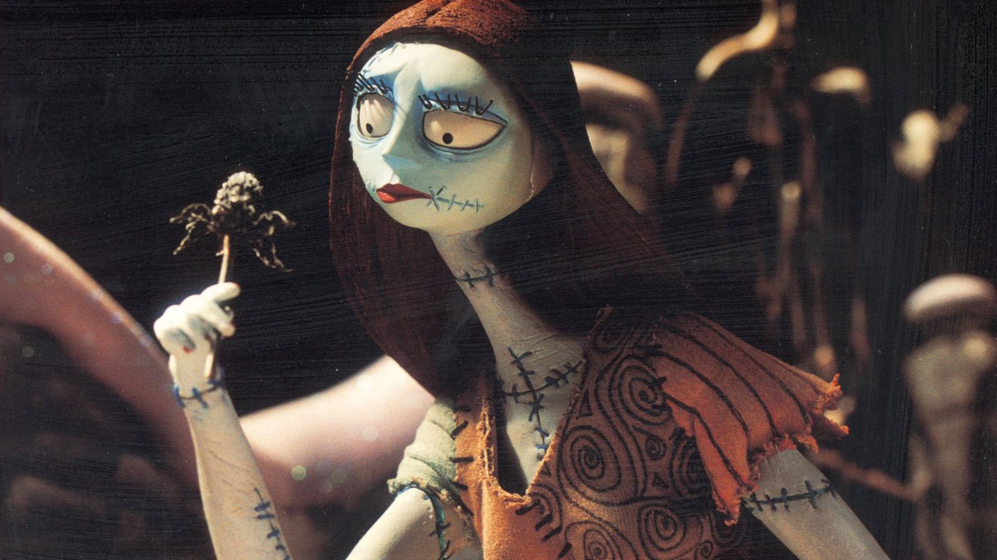 Dieses skurrile Fantasy-Spektakel basiert auf Figuren, die Tim Burton entworfen hat. Dessen Vorliebe für Späße mit Gruselelementen beherrscht die Geschichte von dem spindeldürren Gerippe Jack Skellington, der in der Halloween-Stadt lebt und plötzlich in eine seltsame und faszinierende Gegenwelt gerät: In der Weihnachtsstadt ist alles ganz bunt und die Menschen sind fröhlich. Jack beschließt, den Weihnachtsmann zu entführen, um dessen Platz einzunehmen und selbst die Kinder dieser Welt zu bescheren – mit gruseligem Halloween-Spielzeug. Nur seine Freundin Sally ahnt das bevorstehende Desaster. Obwohl an ein Happy-End gedacht wurde, bricht der Film mit allen Gesetzen des Animationsfilms, denn die Helden sind weder lieb noch besonders putzig, dafür aber herrlich gemein und morbide. Geeignet für alle, die Weihnachten anders als mit Walnüssen, Lebkuchen und Adventskranz feiern wollen.  USA 1993, Regie: Henry Selick, Musik: Danny Elfman, Produzent: Tim Burton und Denise De Novi