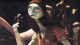 Dieses skurrile Fantasy-Spektakel basiert auf Figuren, die Tim Burton entworfen hat. Dessen Vorliebe für Späße mit Gruselelementen beherrscht die Geschichte von dem spindeldürren Gerippe Jack Skellington, der in der Halloween-Stadt lebt und plötzlich in eine seltsame und faszinierende Gegenwelt gerät: In der Weihnachtsstadt ist alles ganz bunt und die Menschen sind fröhlich. Jack beschließt, den Weihnachtsmann zu entführen, um dessen Platz einzunehmen und selbst die Kinder dieser Welt zu bescheren – mit gruseligem Halloween-Spielzeug. Nur seine Freundin Sally ahnt das bevorstehende Desaster. Obwohl an ein Happy-End gedacht wurde, bricht der Film mit allen Gesetzen des Animationsfilms, denn die Helden sind weder lieb noch besonders putzig, dafür aber herrlich gemein und morbide. Geeignet für alle, die Weihnachten anders als mit Walnüssen, Lebkuchen und Adventskranz feiern wollen.  USA 1993, Regie: Henry Selick, Musik: Danny Elfman, Produzent: Tim Burton und Denise De Novi