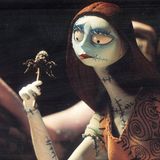 Dieses skurrile Fantasy-Spektakel basiert auf Figuren, die Tim Burton entworfen hat. Dessen Vorliebe für Späße mit Gruselelementen beherrscht die Geschichte von dem spindeldürren Gerippe Jack Skellington, der in der Halloween-Stadt lebt und plötzlich in eine seltsame und faszinierende Gegenwelt gerät: In der Weihnachtsstadt ist alles ganz bunt und die Menschen sind fröhlich. Jack beschließt, den Weihnachtsmann zu entführen, um dessen Platz einzunehmen und selbst die Kinder dieser Welt zu bescheren – mit gruseligem Halloween-Spielzeug. Nur seine Freundin Sally ahnt das bevorstehende Desaster. Obwohl an ein Happy-End gedacht wurde, bricht der Film mit allen Gesetzen des Animationsfilms, denn die Helden sind weder lieb noch besonders putzig, dafür aber herrlich gemein und morbide. Geeignet für alle, die Weihnachten anders als mit Walnüssen, Lebkuchen und Adventskranz feiern wollen.  USA 1993, Regie: Henry Selick, Musik: Danny Elfman, Produzent: Tim Burton und Denise De Novi