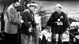 Dieser US-Klassiker hat zwar keine erwähnenswerte Handlung, dafür aber jede Menge andere Qualitäten: Hochrangige Schauspieler (Bing Crosby, Danny Kaye, Rosemary Clooney), bunte Bilder, tolle Musik, und das alles erstklassig in Szene gesetzt von "Casablanca"-Regisseur Michael Curtiz. Crosby und Kaye spielen zwei singende und tanzende Künstler, die sich – beruflich wie privat – mit einem weiblichen Duo zusammenschließen. Gemeinsam wollen sie mit einer Show das marode Ski-Hotel retten, das dem General gehört, in dessen Einheit sie im Zweiten Weltkrieg gekämpft haben. Der großartige Soundtrack von Irving Berlin sorgt für den richtigen Swing am Heiligen Abend.  USA 1954, Regie: Michael Curtiz, Musik: Irving Berlin. Mit: Bing Crosby, Danny Kaye, Rosemary Clooney, Dean Jagger