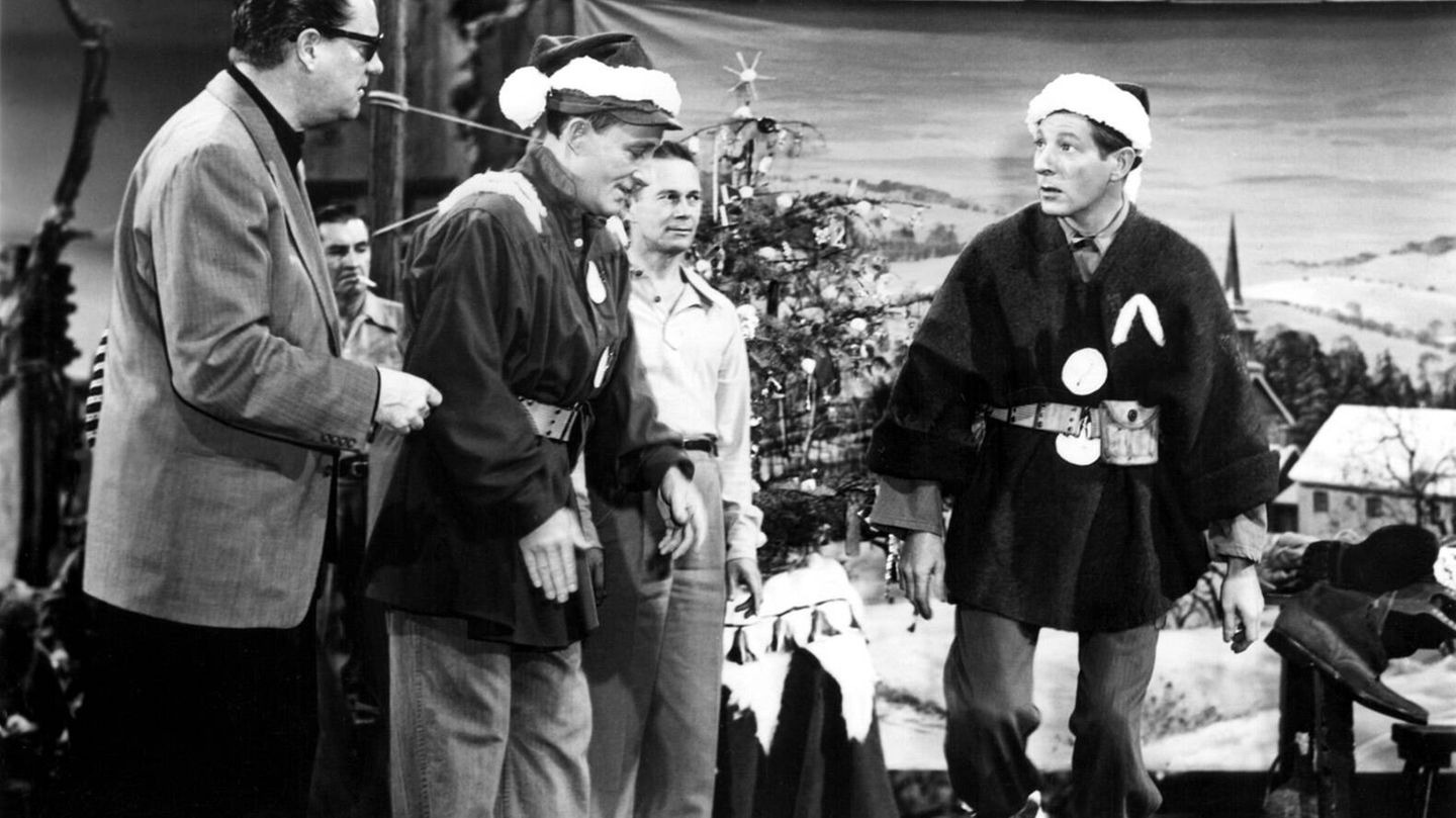 Dieser US-Klassiker hat zwar keine erwähnenswerte Handlung, dafür aber jede Menge andere Qualitäten: Hochrangige Schauspieler (Bing Crosby, Danny Kaye, Rosemary Clooney), bunte Bilder, tolle Musik, und das alles erstklassig in Szene gesetzt von "Casablanca"-Regisseur Michael Curtiz. Crosby und Kaye spielen zwei singende und tanzende Künstler, die sich – beruflich wie privat – mit einem weiblichen Duo zusammenschließen. Gemeinsam wollen sie mit einer Show das marode Ski-Hotel retten, das dem General gehört, in dessen Einheit sie im Zweiten Weltkrieg gekämpft haben. Der großartige Soundtrack von Irving Berlin sorgt für den richtigen Swing am Heiligen Abend.  USA 1954, Regie: Michael Curtiz, Musik: Irving Berlin. Mit: Bing Crosby, Danny Kaye, Rosemary Clooney, Dean Jagger