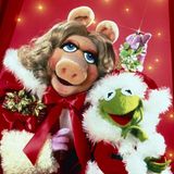 Das hatte sich Mutter Bär ganz anders vorgestellt: Dieses Jahr wollte sie Weihnachten eigentlich im sonnigen Kalifornien verbringen. Doc und sein Hund Sprocket haben versprochen, in der Zwischenzeit das Haus zu hüten und freuen sich auf ruhige Festtage. Doch daraus wird nichts, denn plötzlich steht Fozzie Bär mit all seinen Freunden vor der Tür: Kermit und sein Neffe Robin, Gonzo und all die vielen anderen Muppets. Nur Miss Piggy fehlt noch, da sie einen Fototermin hat. Doc freundet sich mit dem Völkchen an und hilft, das Haus weihnachtlich zu dekorieren, während immer mehr Gäste zum Fest eintreffen: Waldorf und Statler, die alten Meckerköpfe. Ernie, Bert und die anderen "Sesamstraßen"-Bewohner. Sogar die Fraggles haben den weiten Weg auf sich genommen, um gemeinsam mit den anderen Mitgliedern des Henson-Universums zu feiern. Auch einen Running Gag gibt es: Was bei "Dinner for one" der Tigerkopf, ist bei den Muppets die vereiste Türschwelle: Ständig stolpert jemand darüber. Und so heißt es bei jedem Neuankömmling wieder: "Vorsicht, die Schwelle".  Großbritannien 1987, Regie: Brian Henson, Buch: Jerry Juhl