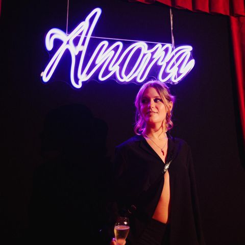 Maria arbeitet neben dem Studium als Stripperin