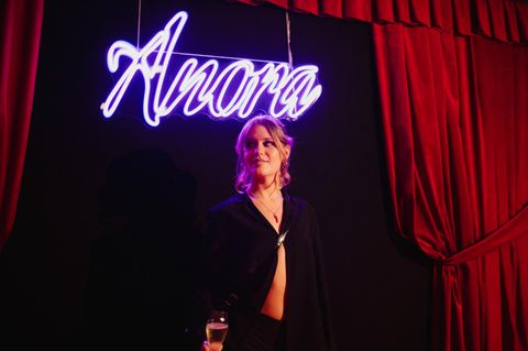 Maria arbeitet neben dem Studium als Stripperin