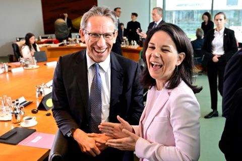Finanzminister Kukies und Ministerin Baerbock im Kabinett