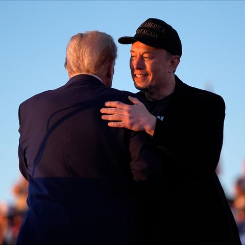 Donald Trump und Elon Musk umarmen sich