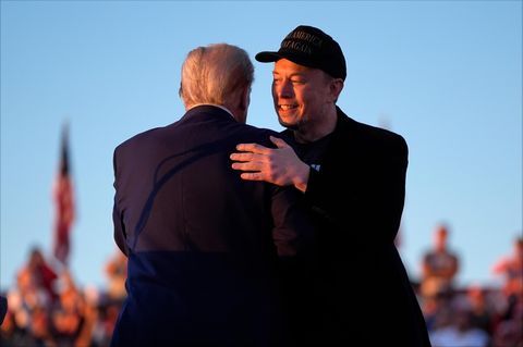Donald Trump und Elon Musk umarmen sich