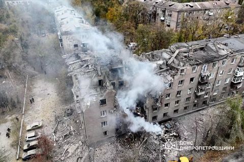 Drei tote Kinder nach russischem Raketenangriff auf Wohnhaus (Video)
