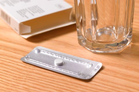 Eine "Pille danach" liegt in ihrem Blister neben einem Wasserglas