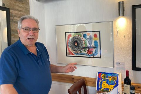 De Paola in seinem Lübecker Restaurant vor einem Bild von Miró. Er sammelt aus Leidenschaft