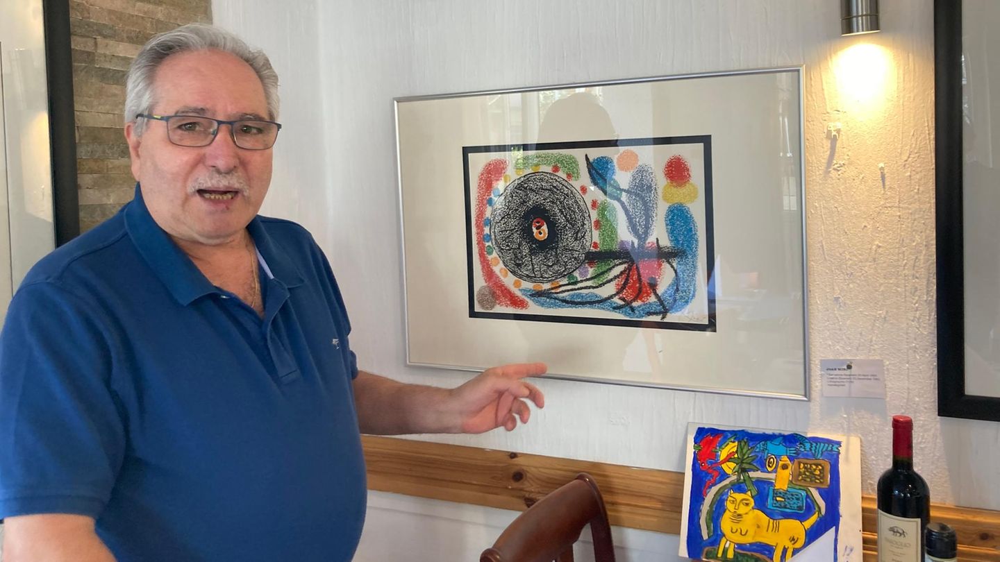 De Paola in seinem Lübecker Restaurant vor einem Bild von Miró. Er sammelt aus Leidenschaft