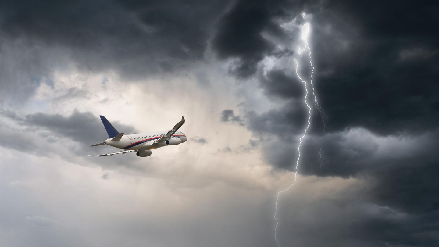 Ein Flugzeug steuert auf ein Gewitter zu. Nicht immer können Piloten Turbulenzen umfliegen.