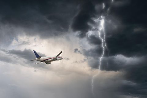 Ein Flugzeug steuert auf ein Gewitter zu. Nicht immer können Piloten Turbulenzen umfliegen.