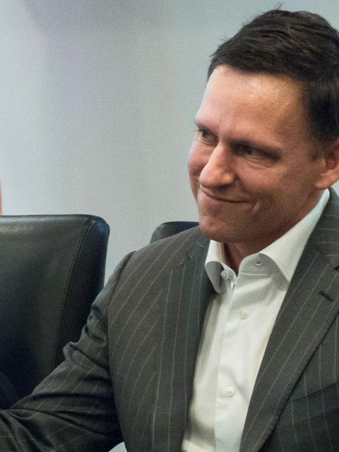 Der designierte US-Präsident Trump trifft sich mit CEOs der Technologiebranche, hier im Bild mit Peter Thiel