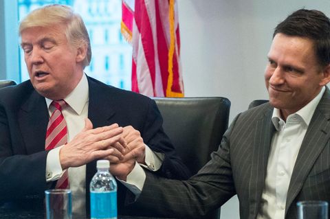 Der designierte US-Präsident Trump trifft sich mit CEOs der Technologiebranche, hier im Bild mit Peter Thiel