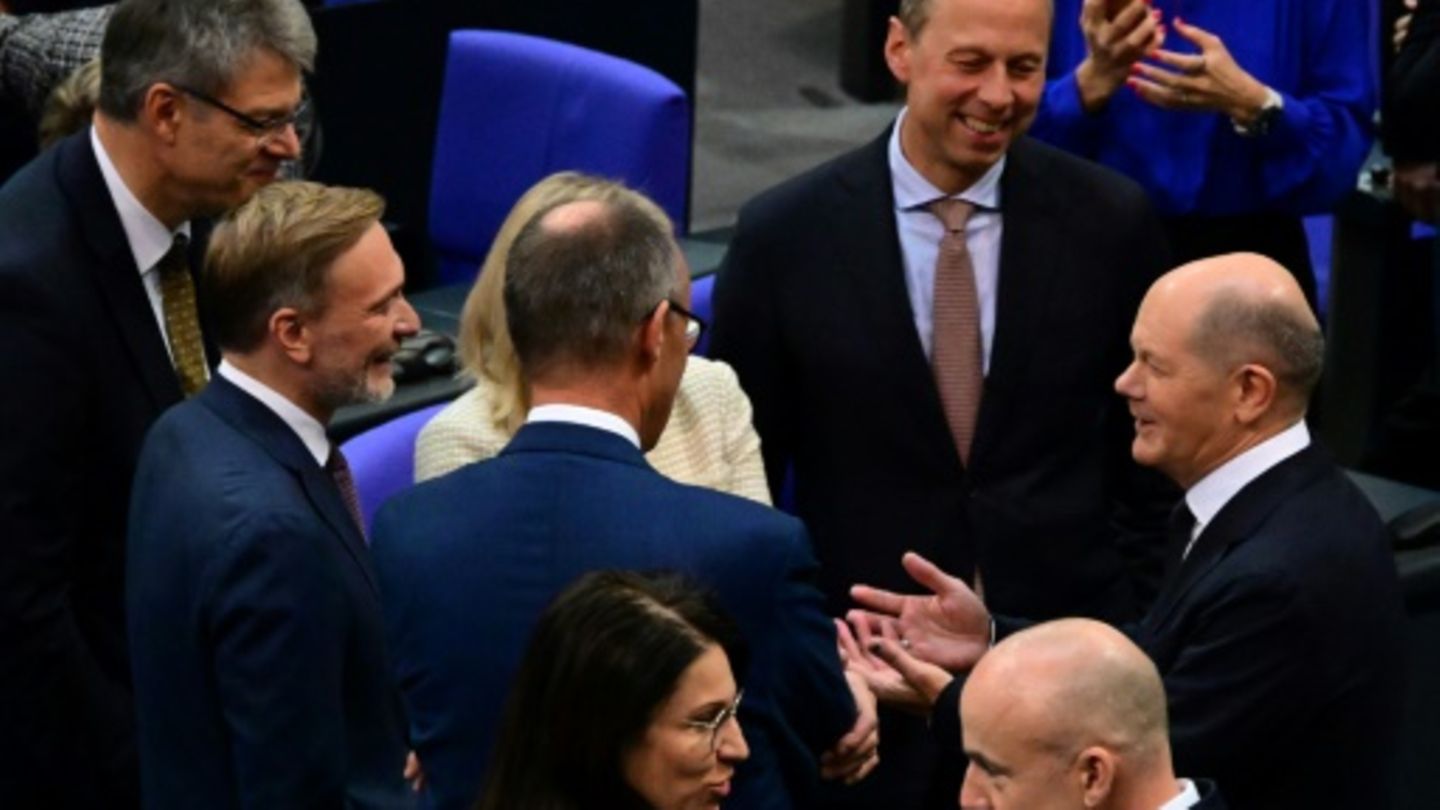 Scholz (r.) vor der Debatte unter anderem mit Lindner (2.v.l.)
