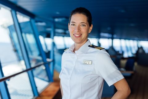Kristina Steinle, auf der Brücke der "Aida Sol" einem Kreuzfahrt-Schiff
